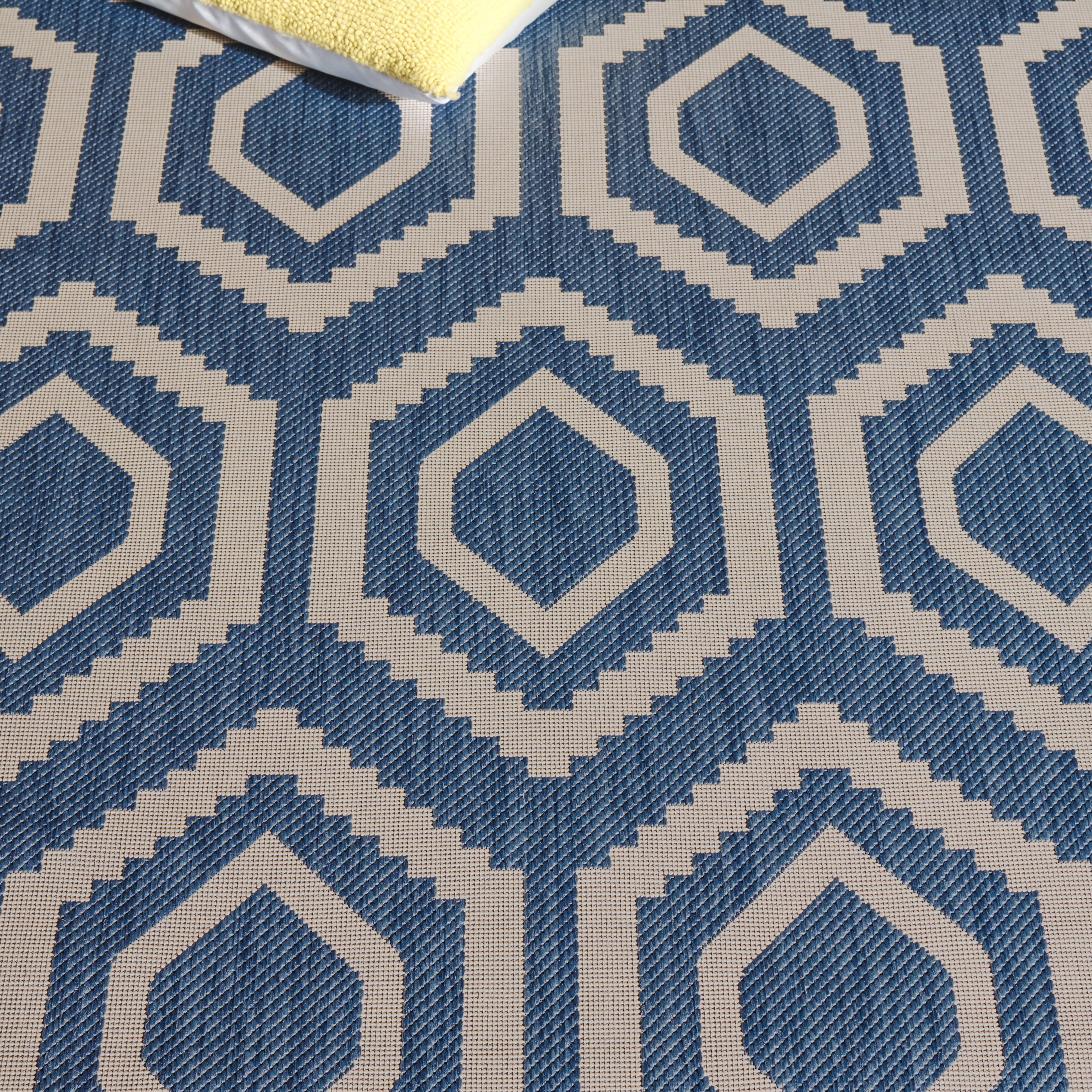 Safavieh Courtyard Amelia Geometric Indoor/Outdoor Area Rug, Blue/Beige, 6'7" x 6'7" Round