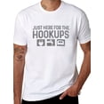thumbnail image 1 of Camiseta informal de algodón con gráficos para hombre: "Just Here for the Hookups" (Solo aquí para encuentros casuales) con diseño de camping, enchufe y gráficos de coche. Camiseta holgada de manga co, 1 of 5