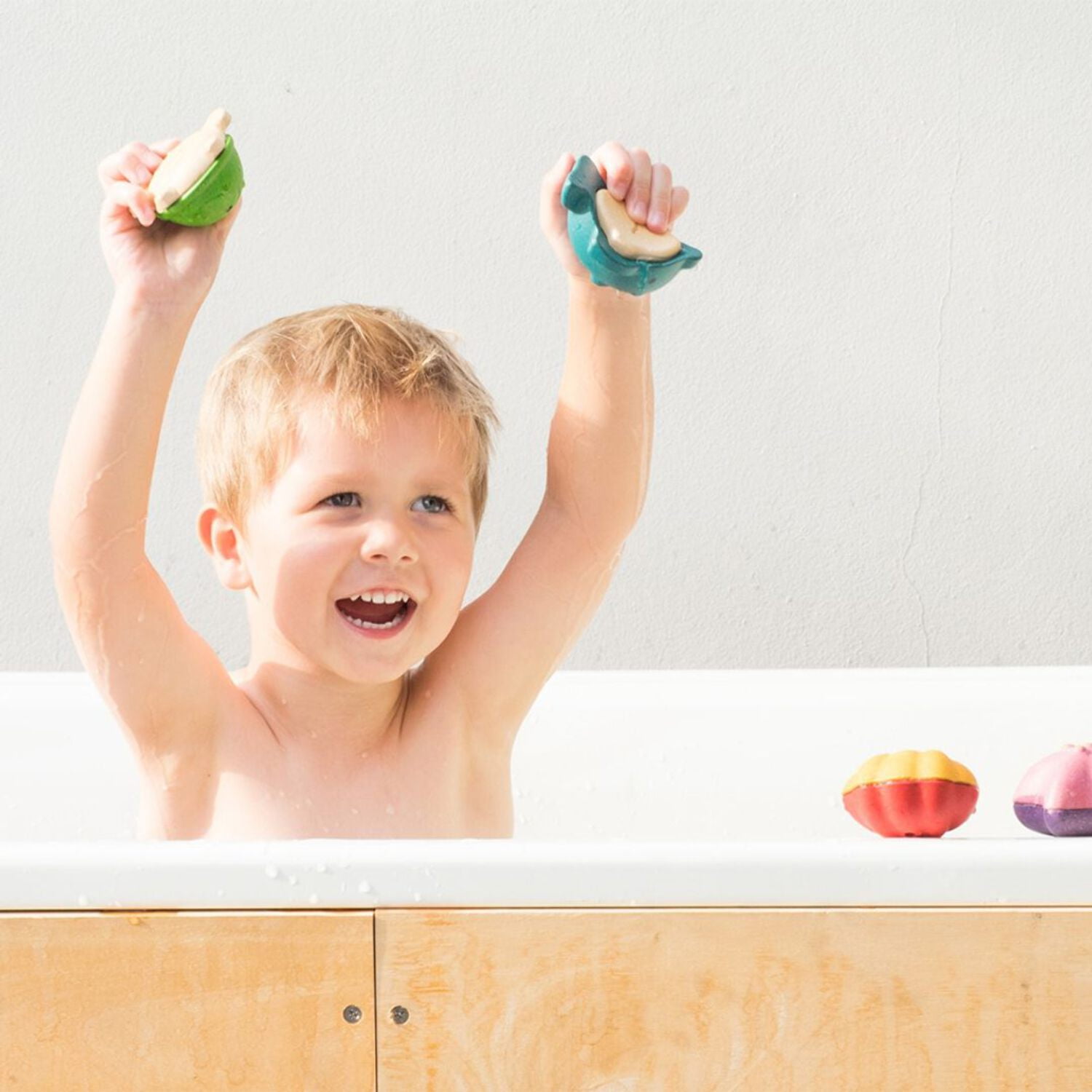 PlanToys® Sea Life Bath Set Wooden Montessori Tactile and Imaginative Water Play Toy | Fine Motor, Sensory Exploration and Cause and Effect Learning | Eco Friendly Ocean Bath Activity