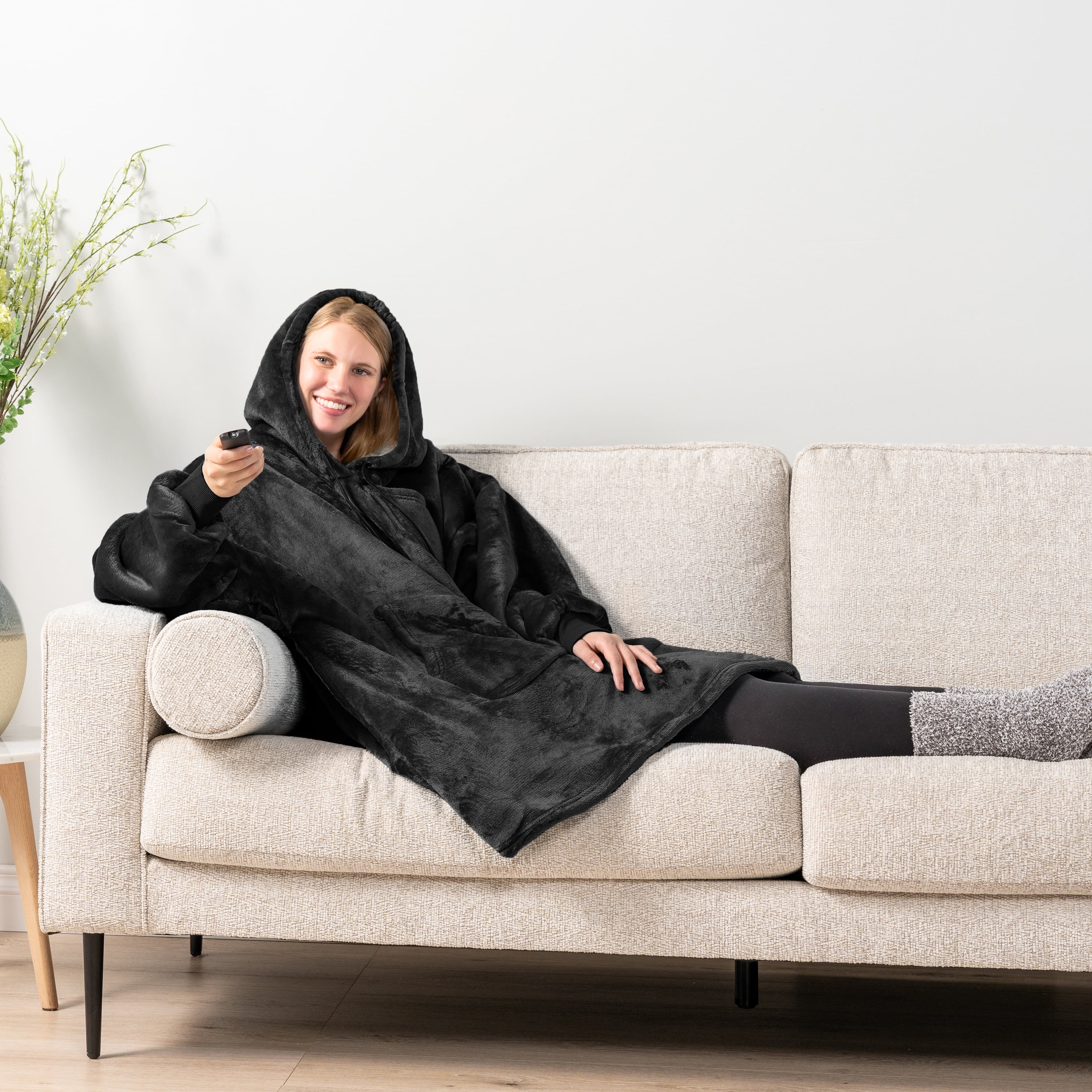 PAVILIA Blanket Hoodie for Women Black, Sherpa Wearable Blanket Men, Cozy Oversized Sweatshirt Blanket, Warm Fleece Hooded Blanket Sweater with Sleeves and Two Big Pocket, Black
