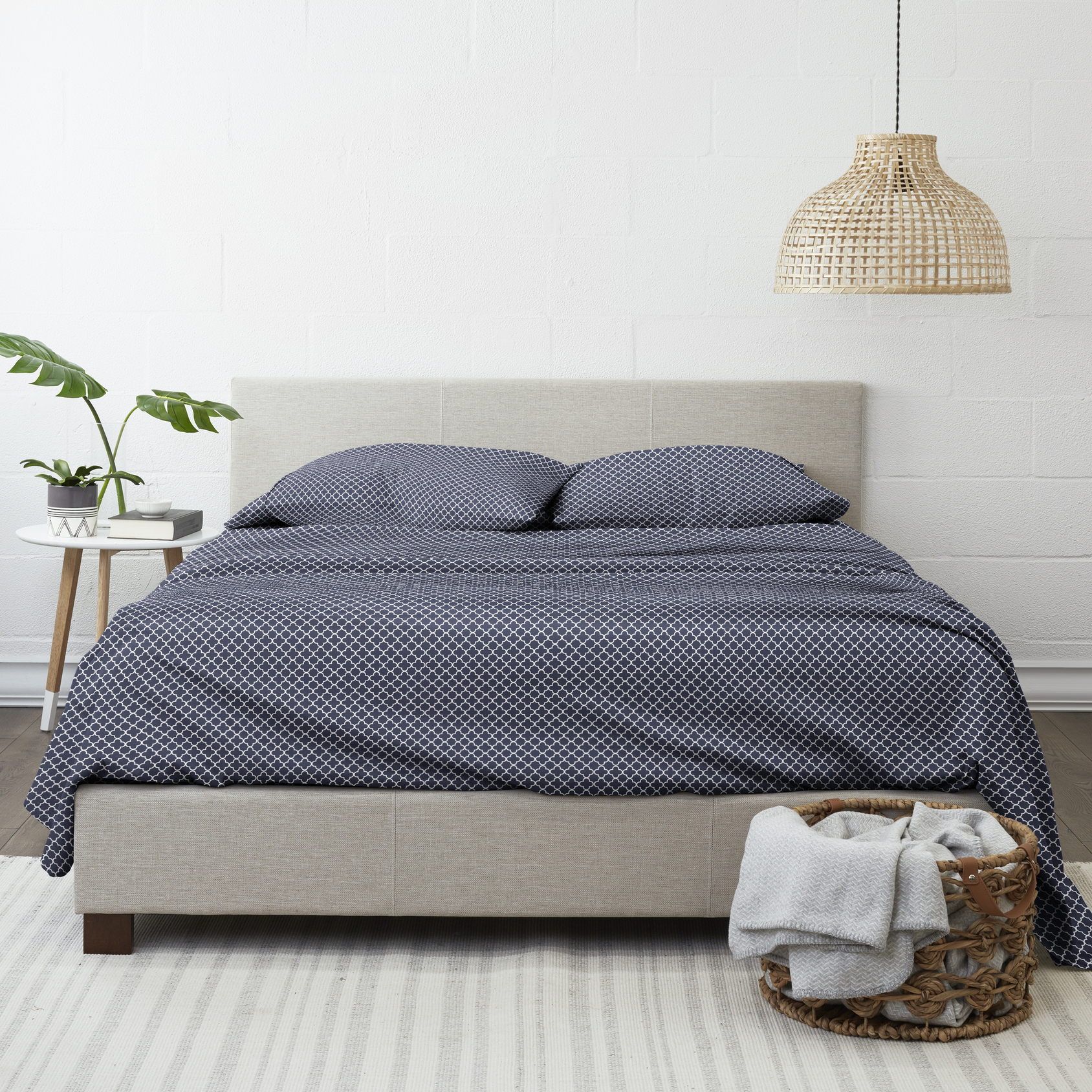 Noble Linens 4 Piece Pattern Microfiber Bed Sheets Set, Navy Quadrafoil, King