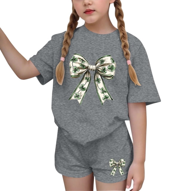 Vestido de manga corta para niños Día de San Patricio impreso de dos piezas Conjunto de cuello redondo con pantalones cortos, blusa de manga corta
