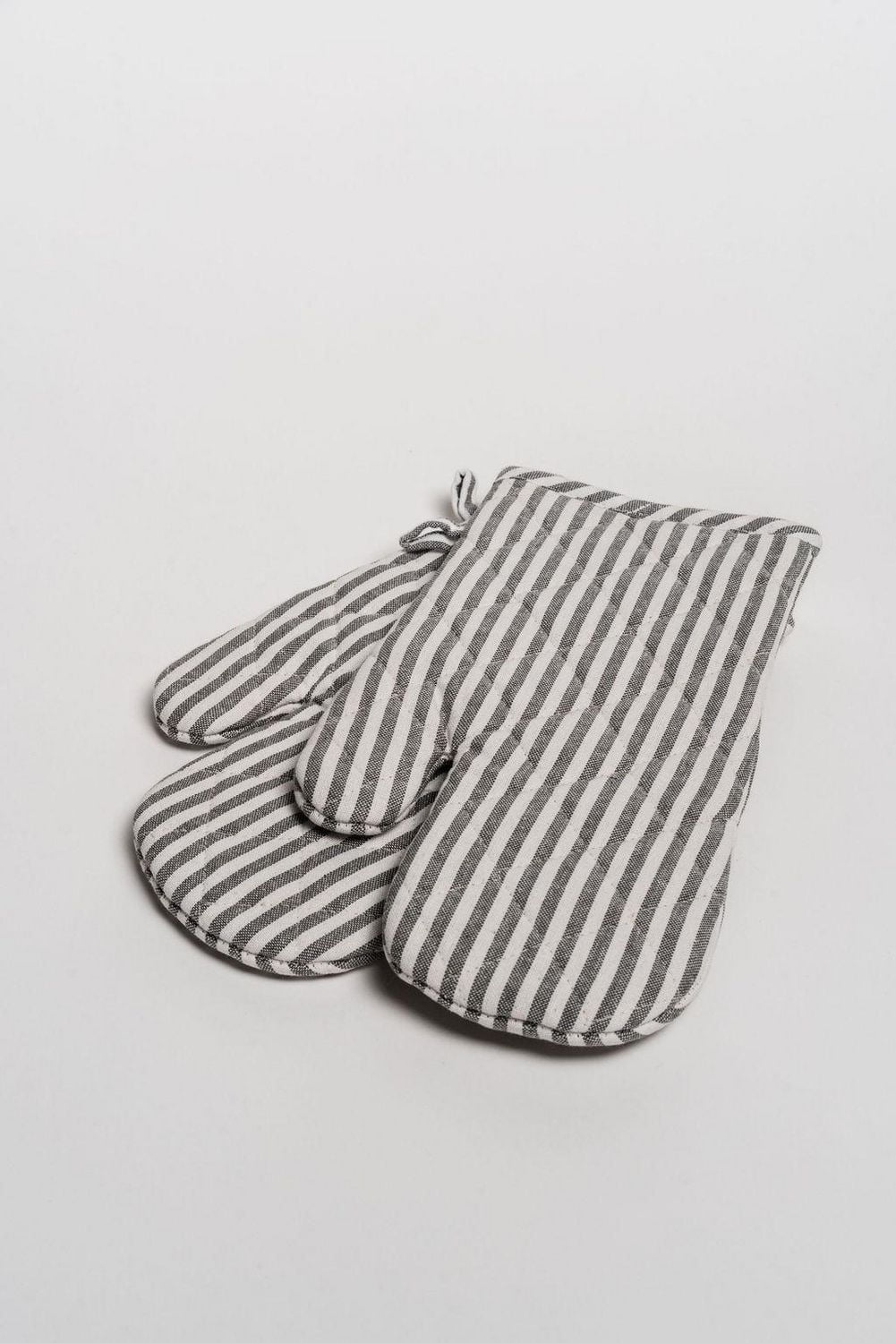 Fabstyles Bistro Stripe Oven Mitt Set: Stylish Safety for Your Kitchen