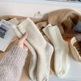 thumbnail image 4 of Nvzi 3 pares de calcetines blancos de punto cálidos para invierno, calcetines casuales de cuello redondo, calcetines cómodos para uso diario en clima frío, talla única., 4 of 5
