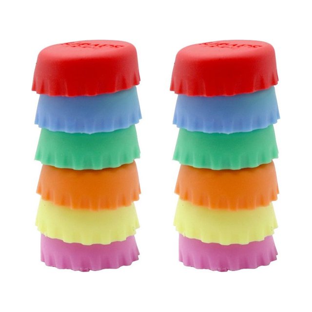 tapa de botella de silicona creativa, pack de 12 tapas circulares reutilizables para botellas y bebidas; dos columnas de seis tapas en rojo, azul claro, verde, naranja, amarillo y púrpura, diámetro 3 cm, espesor 1,09 cm, borde acanalado y material silicona, uso en mesa y bar; también suelen emplearse para sellar frascos pequeños.