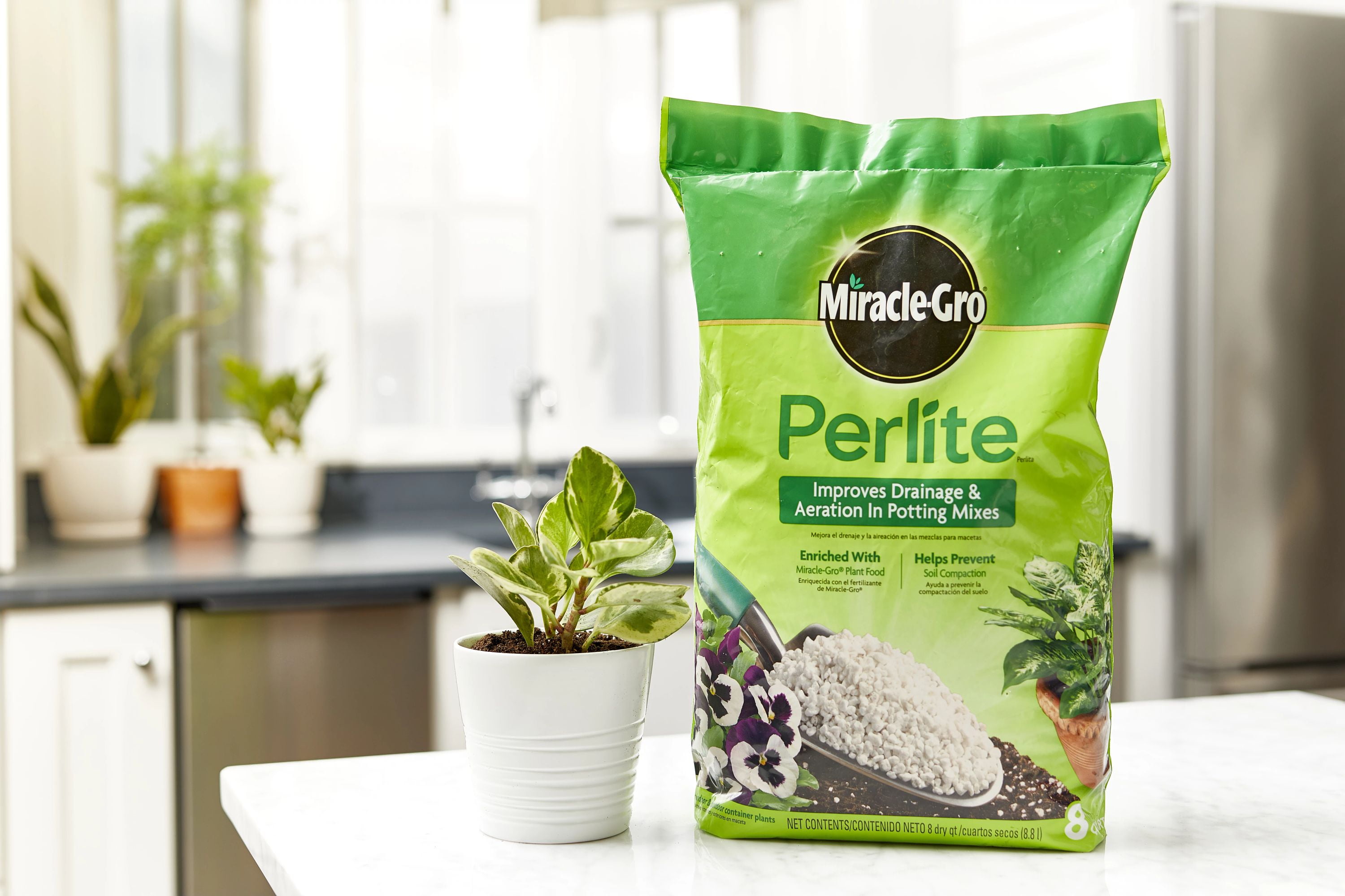 Miracle-Gro Perlite, 8 qt., Improves Drainage and Aeration in Potting Mixes