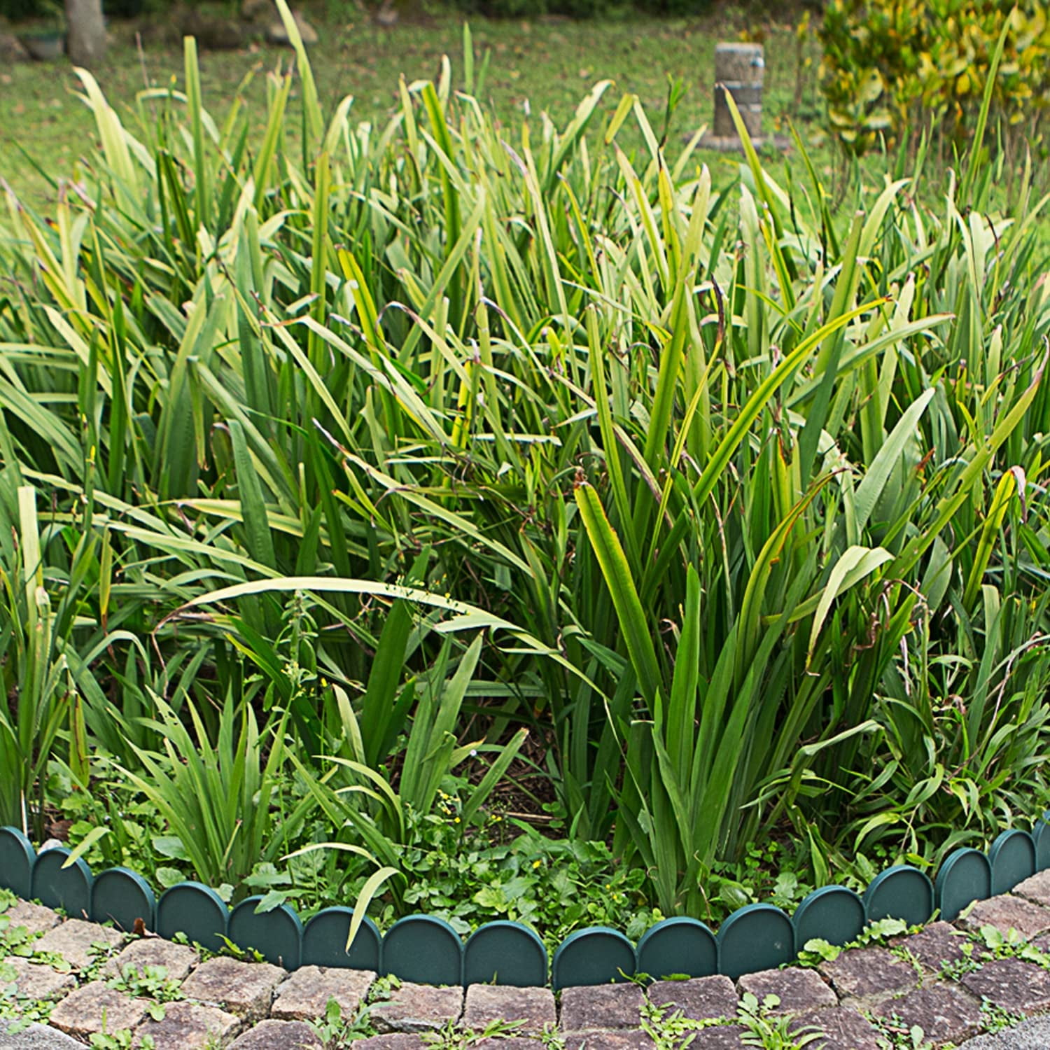 Garden Border Edging in Half Round (Semicircle) Arched Design - 30pcs Green Yard Landscaping Fence Liner Lawn Edge Barrier - 40ft. Kit of Decorative Lawn Landscape Panels Elements