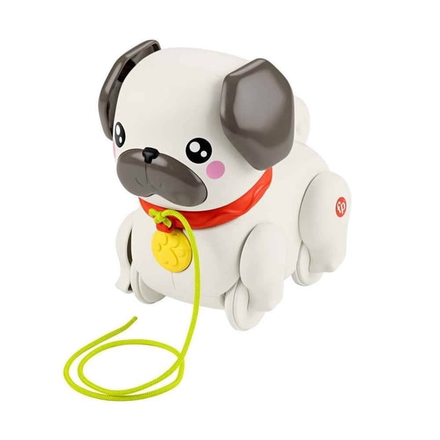 juguete para bebés fisher price pug pasea conmigo de Fisher-Price, perrito blanco con orejas y hocico gris, collar rojo y correa amarilla; vista 3/4 frontal que muestra patas articuladas y ruedas y medallón frontal, ojos grandes y mejillas rosadas. Adecuado para fomentar la motricidad gruesa; a menudo se usa como juguete para acompañar los primeros pasos.