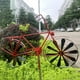 thumbnail image 5 of Molino de viento giratorio de metal y hierro | Diseño de bicicleta roja | Decoración del jardín del patio | Hecho a mano y resistente a la intemperie | Fácil montaje | Adorno de césped único | 1, 5 of 5