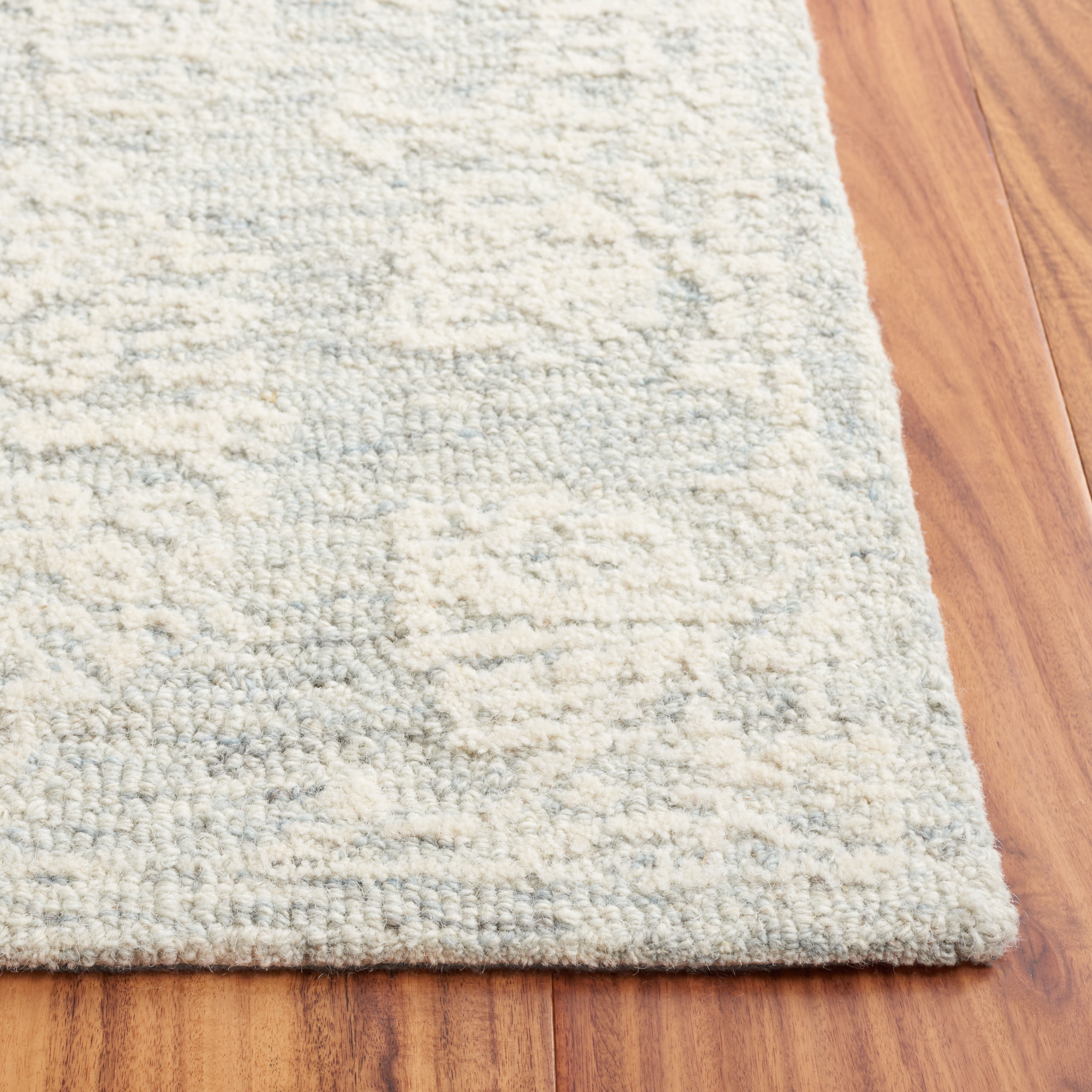 SAFAVIEH Ebony Aideen Floral Area Rug, Ivory/Light Grey, 3' x 5'