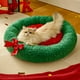thumbnail image 1 of Cama para gatos de Navidad para interiores | Diseño de corona de terciopelo lavable cálido | Poliéster suave, verde | Tamaños 19.7x19.7x5.1in & 15.7x15.7x4.72in | Cómodo escondite de invierno, 1 of 7