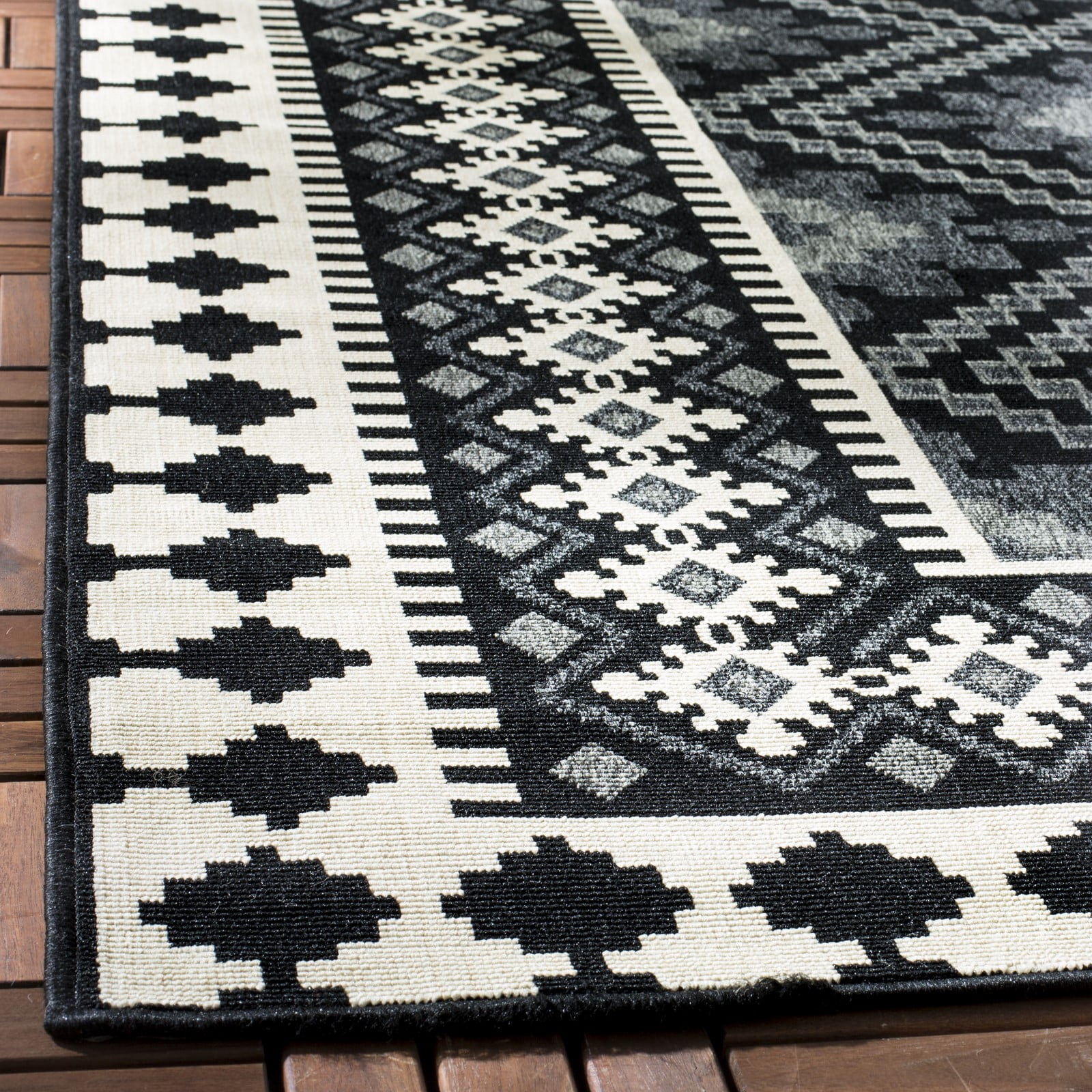 SAFAVIEH Veranda Magna Southwestern Indoor/Outdoor Runner Rug, 2'3" x 6'7", Black/Cream