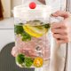 thumbnail image 5 of Jarra de agua fría con 3 tazas, dispensador de plástico de gran capacidad para té helado, zumos, cold brew y agua – diseño bicolor para cocina o salón, 5 of 6