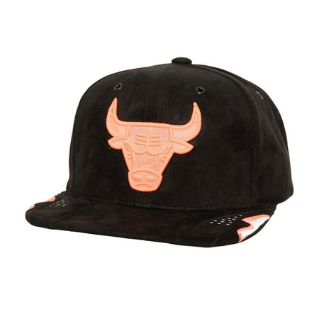 Men s Mitchell & Ness Black Chicago Bulls Day 6 Snapback Hat