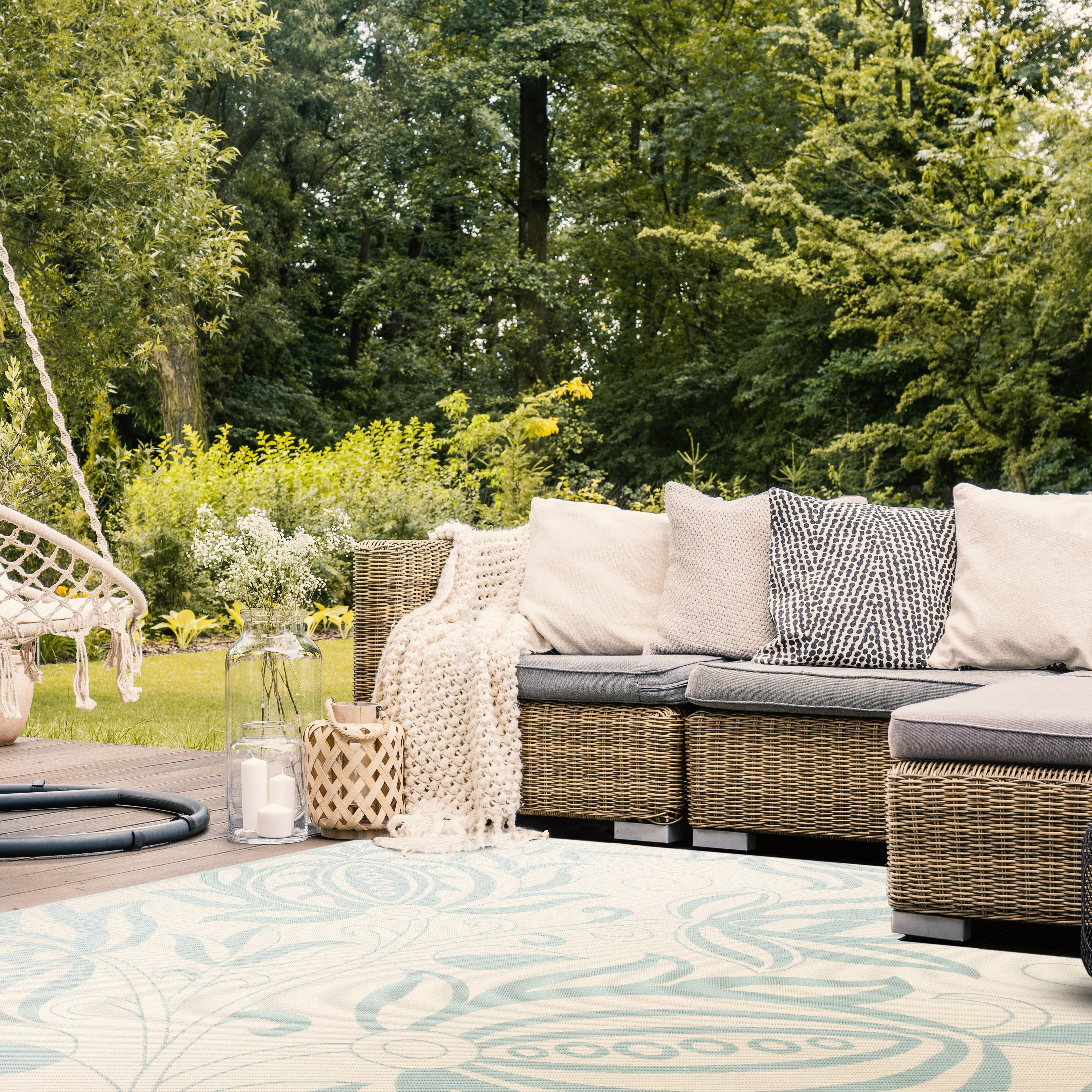Safavieh Courtyard Bryanna Floral Indoor/Outdoor Area Rug, Cream/Aqua, 8' x 11'