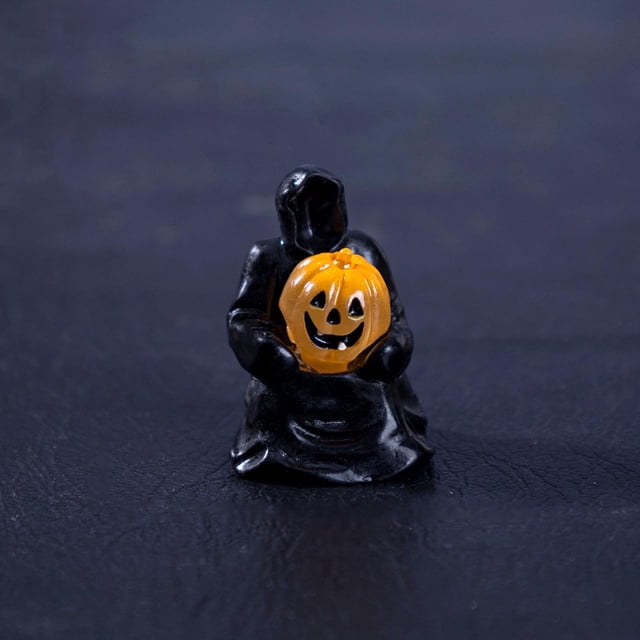 Uuiauoio Halloween decorations,Resin Halloween Figurine Miniature Shelf Decor Dark Fantasy Tabletop Display Collectible ,Gothic Resin Halloween Figurine