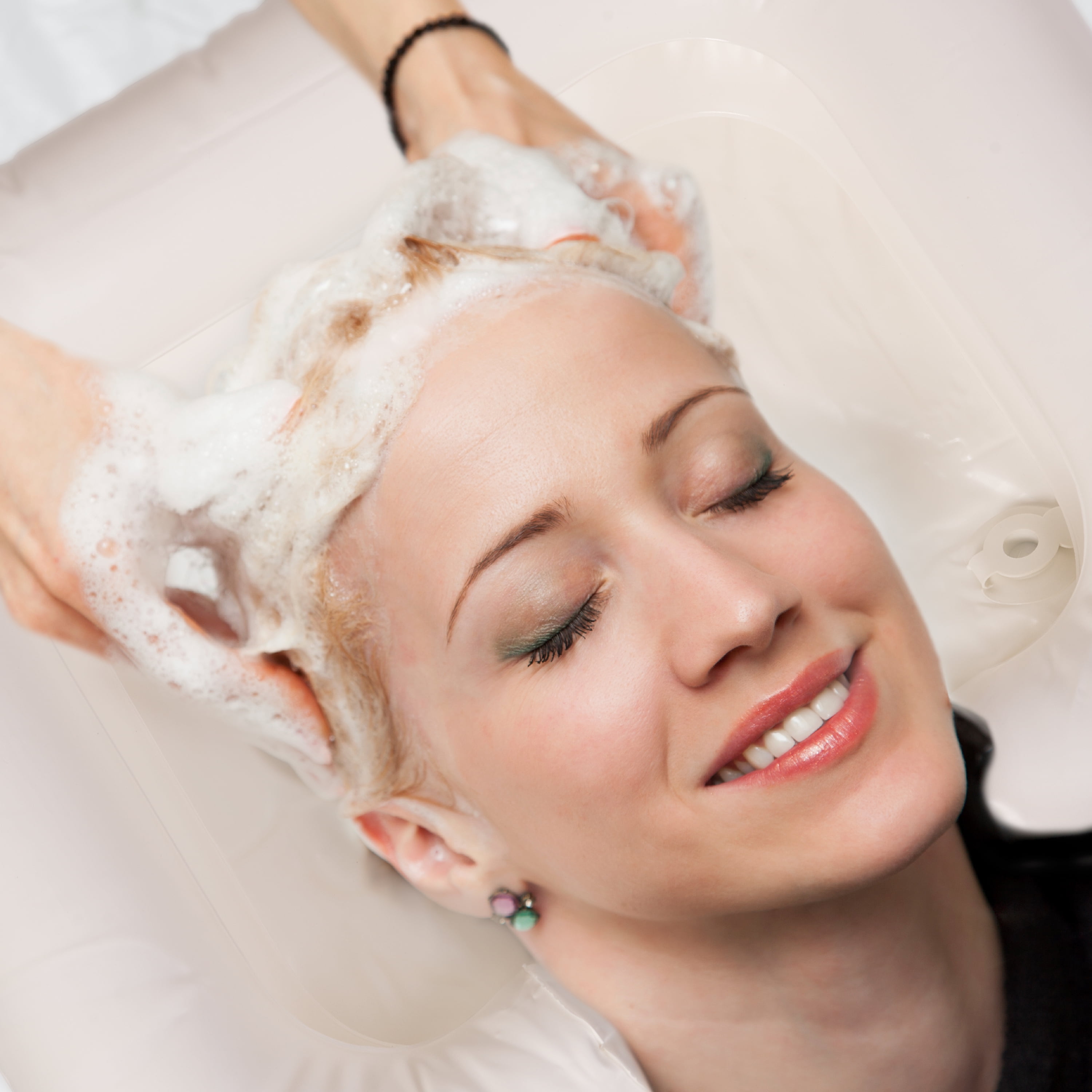 Duro Med DMI Portable Inflatable Shampoo Bowl for Bedside and in Bed Hair Washing, Hair Cuts and Hair Coloring for The Elderly, Disabled, Bedridden and Handicapped, White Duro Med DMI Portable Inflatable Shampoo Bowl for Bedside and in Bed Hair Washing, Hair Cuts and Hair Coloring for The Elderly, Disabled, Bedridden and Handicapped, White