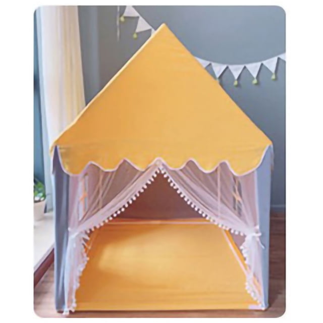 Tienda de juegos para niños, exquisita y hermosa tienda de juegos para niños, tienda de juegos con grandes ventanas y cortinas de encaje amarillas