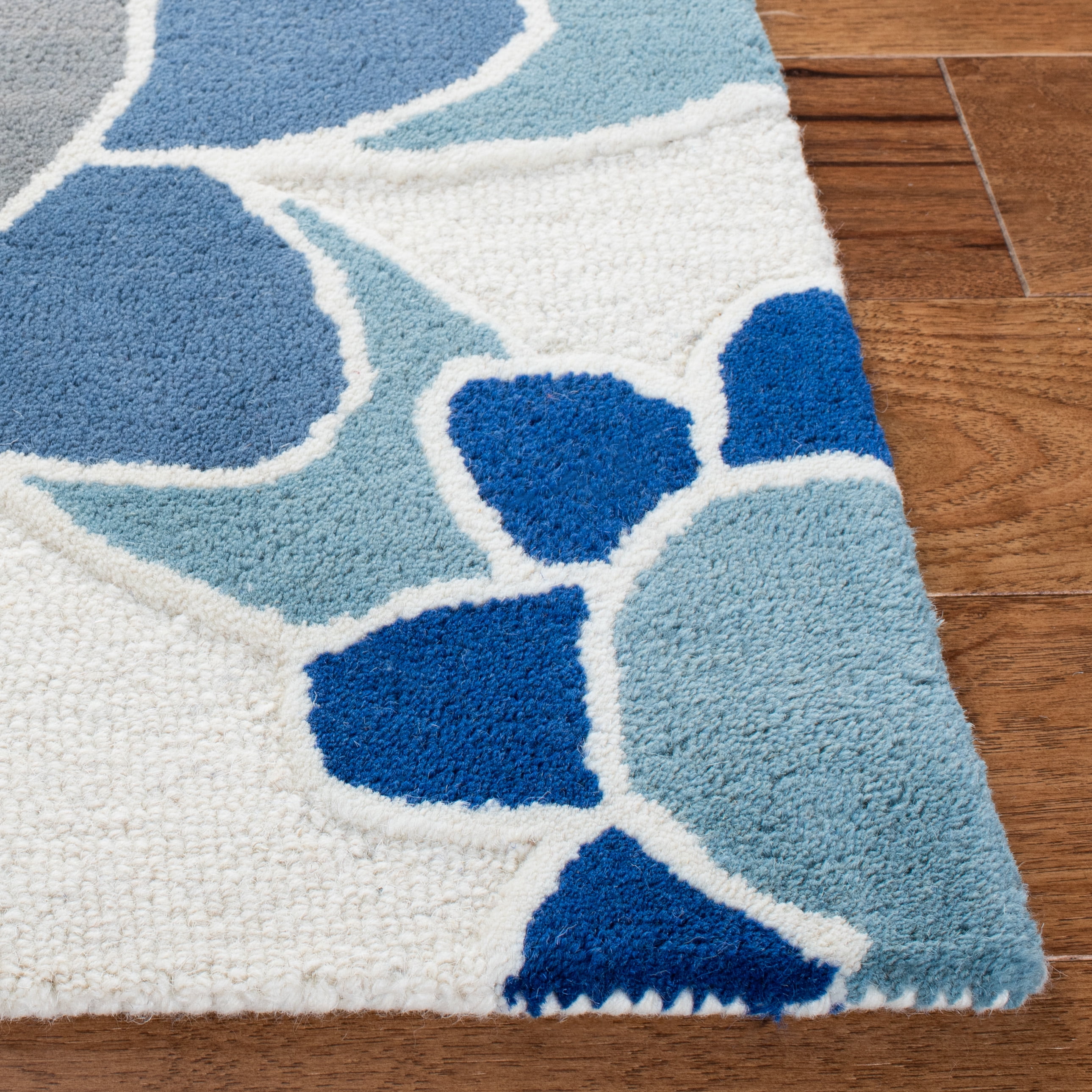 SAFAVIEH Kids Floral Flower Bursts Area Rug, Ivory/Blue, 5' x 5' Square