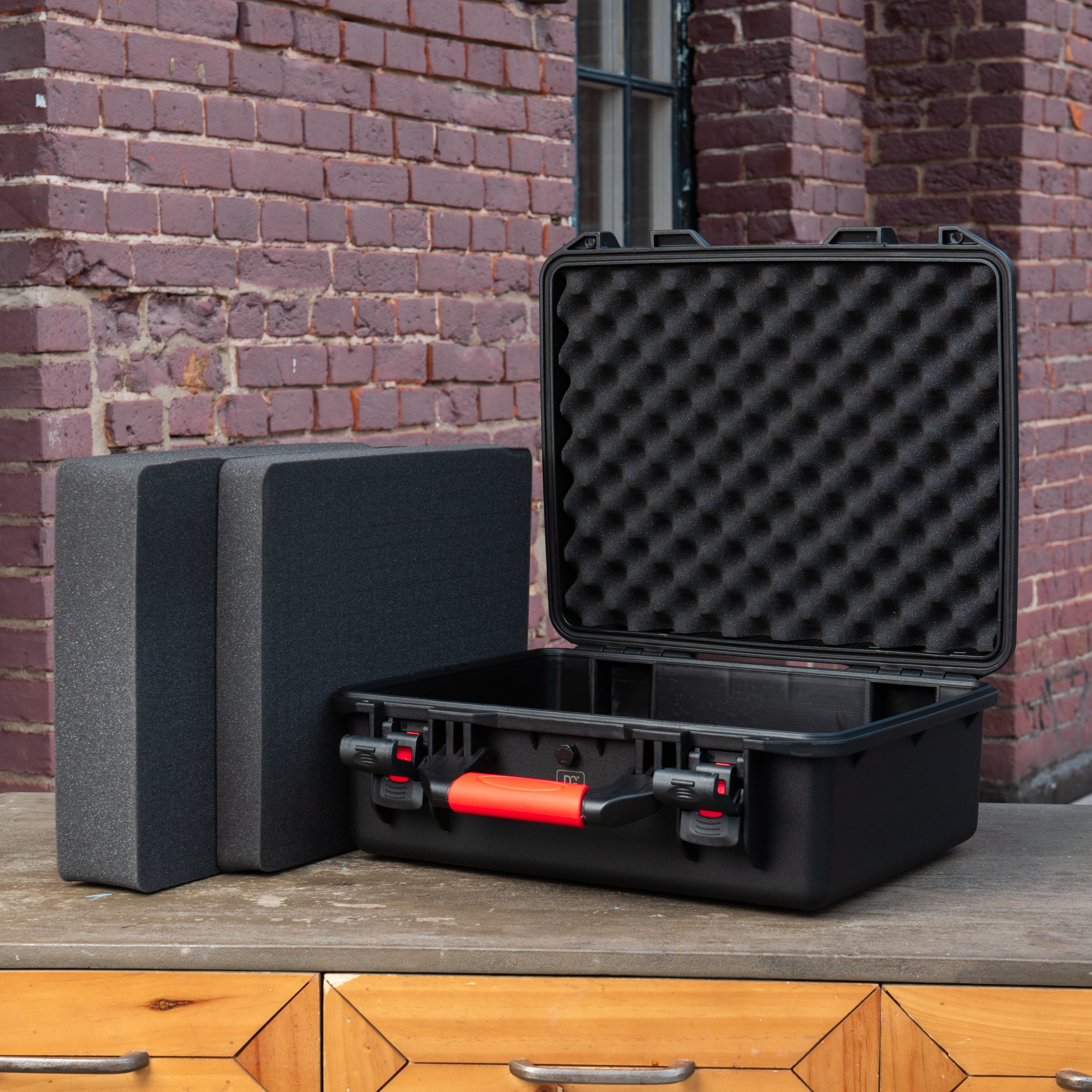 17" Hard case with cubed foam inside for laptop etc - DGCASE@50-02 | int: 15.35 x 10.43 x 5.13 in