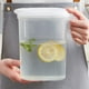 thumbnail image 2 of Jarra de plástico de 1800 ml con tapa para agua fría o caliente, té helado y jugo, 2 of 6