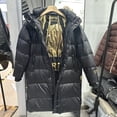 thumbnail image 1 of Chaqueta de plumón de ganso de invierno de estilo coreano de alta gama negra y dorada, chaqueta larga hasta la rodilla gruesa para hombres y mujeres, chaqueta a prueba de viento con capucha, 1 of 6
