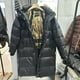 thumbnail image 1 of Chaqueta de plumón de ganso de invierno de estilo coreano de alta gama negra y dorada, chaqueta larga hasta la rodilla gruesa para hombres y mujeres, chaqueta a prueba de viento con capucha, 1 of 6