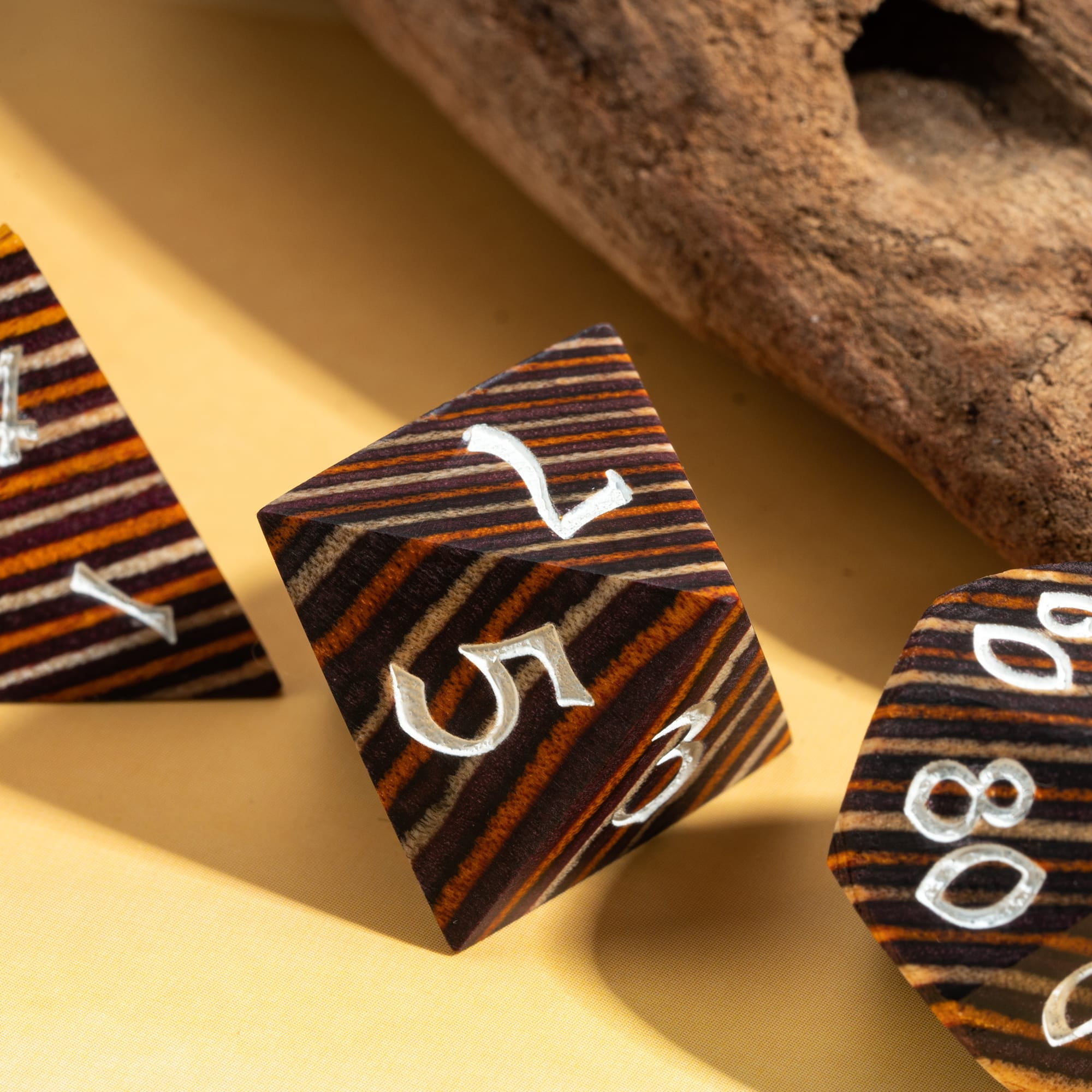 Cusdie 7Pcs/set Wooden DND Dice D&D Wood Dice D4 D6 D8 D10 D% D12 D20 Polyhedral Games Dice Set for Table Games MTG RPG