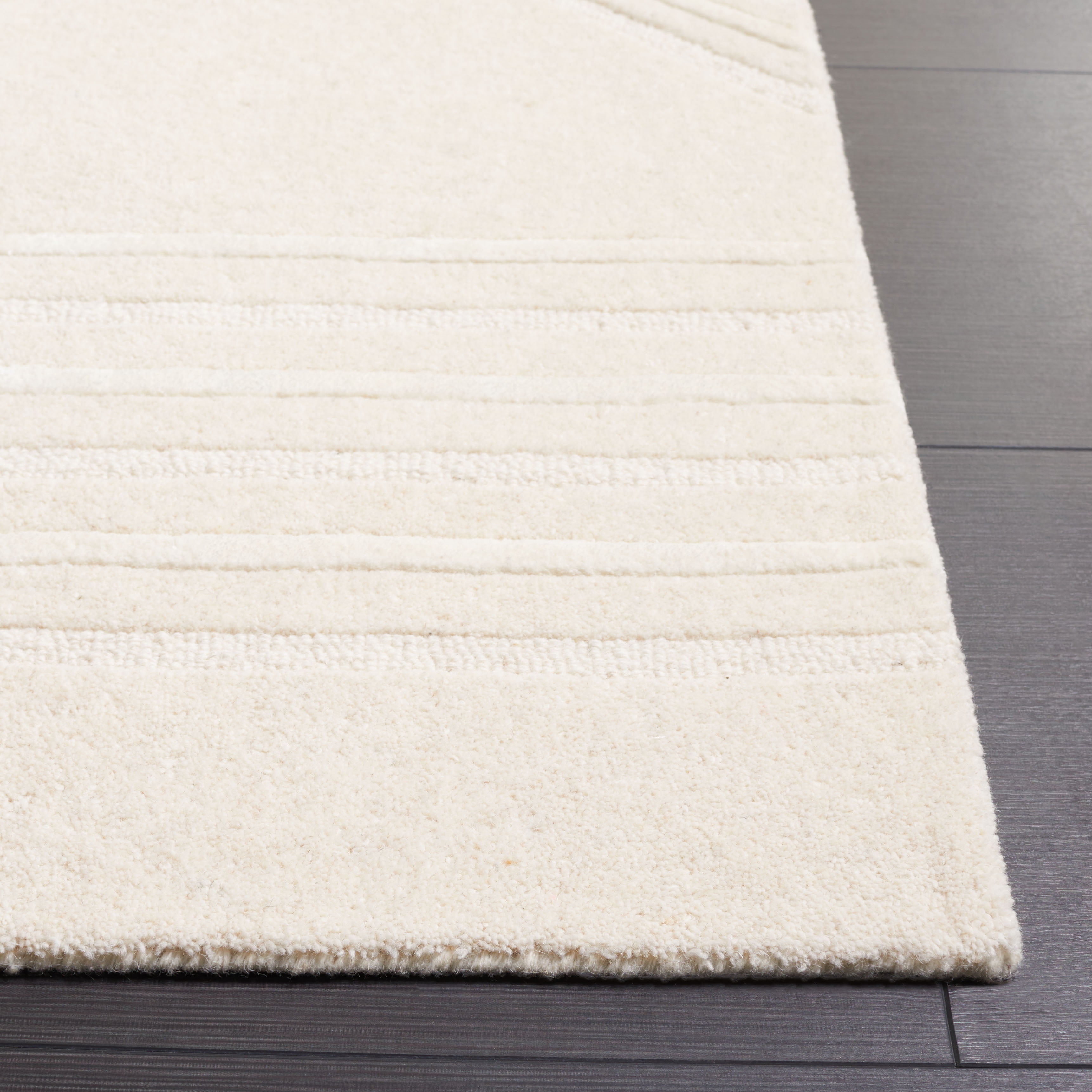 SAFAVIEH Soho Bevis Geometric Runner Rug, Beige/Ivory, 2'3" x 8'