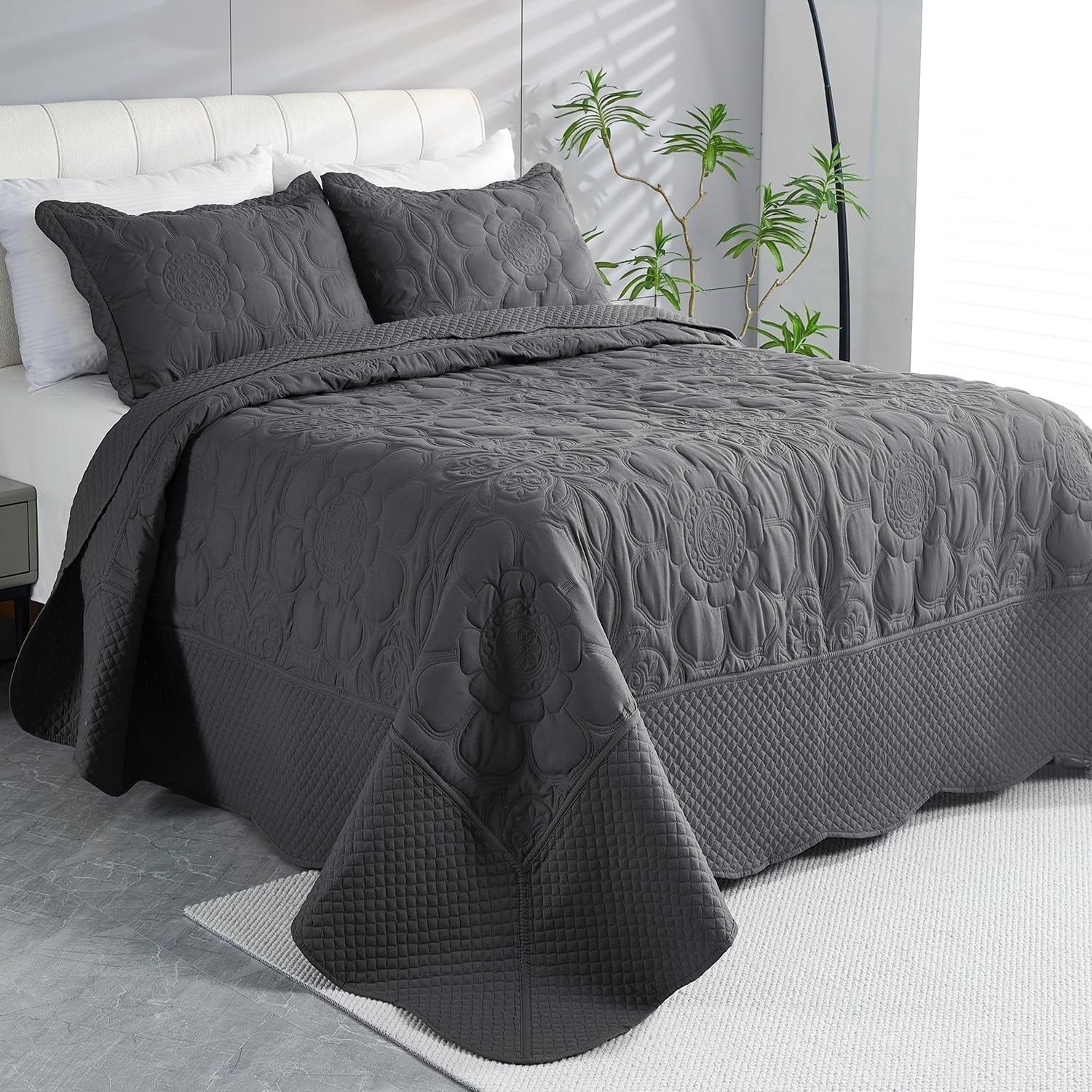 Evenhug 3 Piece King Size Quilt Set Lightweight Reversible Bedspread Coverlets for All Seasons, Black