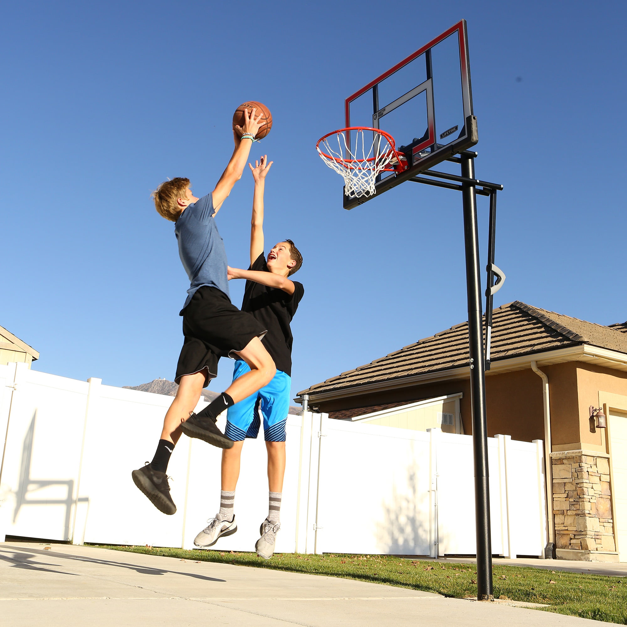 Игра в уличный баскетбол. Баскетбол во дворе. Дворовый баскетбол. Баскетбол на улице. Баскетбол подростки.