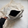 thumbnail image 4 of Bolso Bandolera para Mujer Con Forma Media Hobo Lona (lunares) Color Blanco, 4 of 8