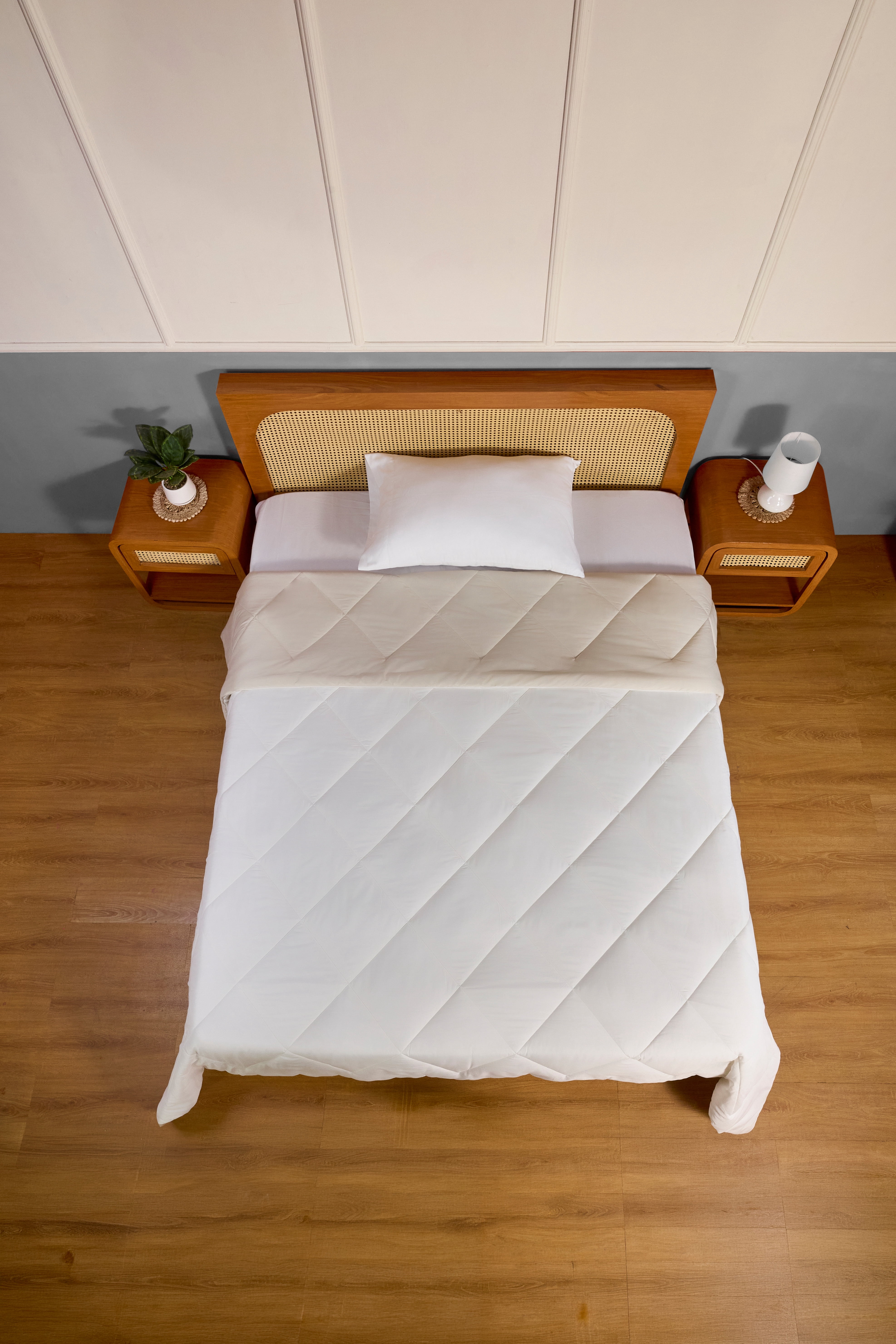 Mainstays Twin/Twin XL Comforter, All-Season Reversible Microfiber, Beige / Ivory