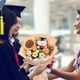 thumbnail image 3 of Set de regalo de graduación 2025: ramo de flores de punto con bolsa de regalo de oso de graduación, oso de punto, 3 of 6