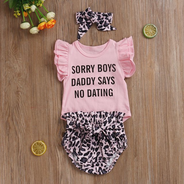 3Pcs Personnalisé Bébé Tenue de Filles, Été Respirant Doux Style Rond Col Mouche Manches Lettre Romper + Short Imprimé Léopard + Ensemble de Couvre-Chefs Arc