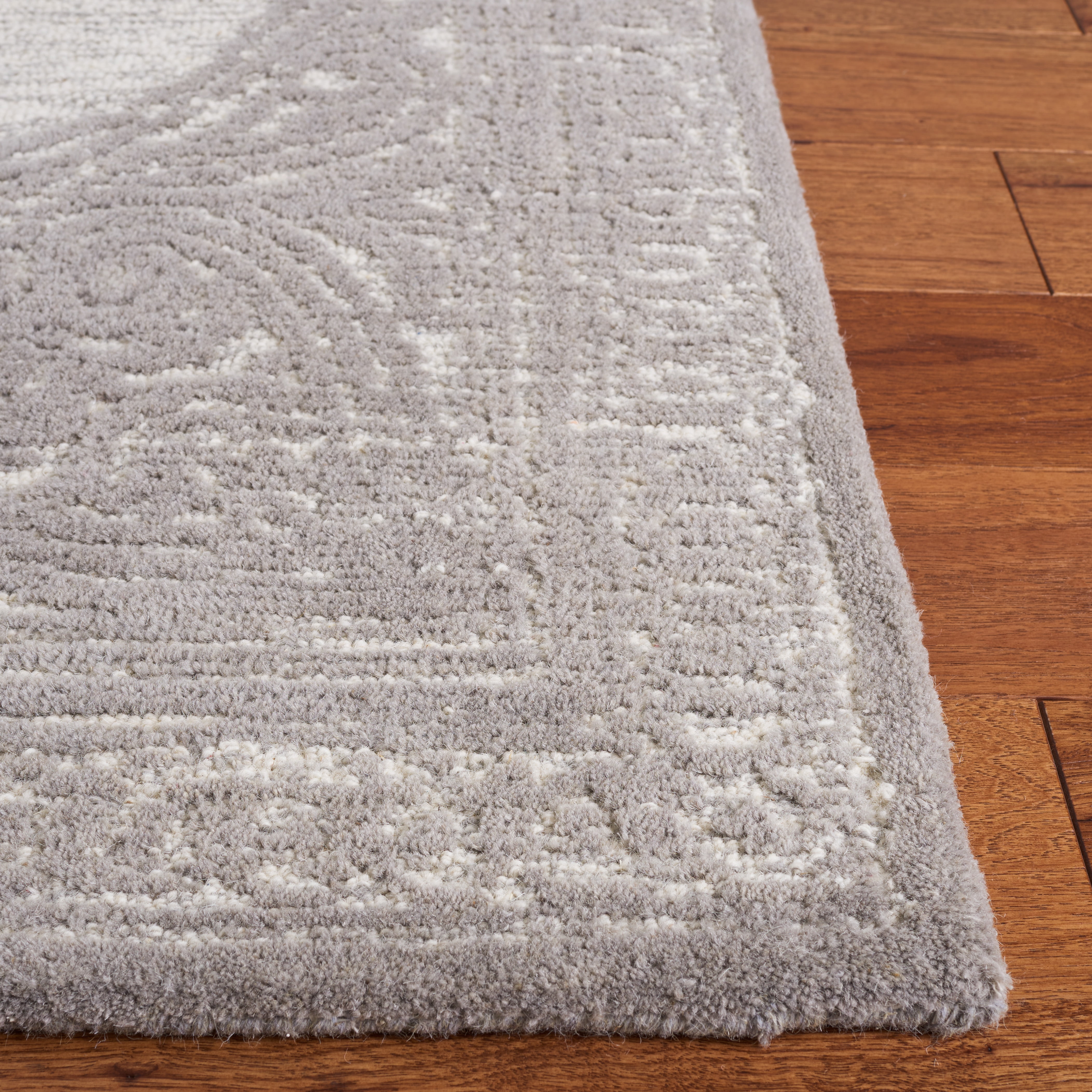 SAFAVIEH Metro Gertrude Medallion Area Rug, Dark Grey/Ivory, 4' x 6'