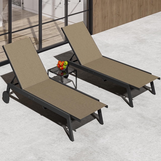 EDTara Ensemble de 3 Chaises Longues d'Extérieur, Comprend 2 Chaises Longues de Patio en Textile avec Roues et Table d'Appoint, Dossier Réglable à 5 Niveaux pour Cour, Pelouse, Véranda, Jardin et Piscine