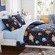 thumbnail image 3 of Kaleido Space - Juego de Cama Individual de 5 Piezas con Edred&oacute;n, S&aacute;banas y Funda de Almohada, Estilo Espacial, Tama&ntilde;o Twin, Color Planeta, que Brilla en la Oscuridad, 3 of 8