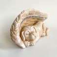 thumbnail image 5 of Estatua de ángel para mascotas, lindo perro durmiendo en ala de ángel, adorno de resina para jardín, estatua de tributo conmemorativo para el hogar, dormitorio, sala de estar oso de fresa  Electrónica, 5 of 5