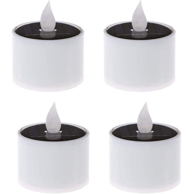 velas led con energía solar, velas parpadeantes sin llama, velas electrónicas impermeables para decoración de navidad, bodas, cumpleaños, paquete de 4 Cuatro velas blancas cilíndricas de PP (5.2×5.2×5.8 cm) mostradas frontal y cenital; panel solar negro visible en la parte superior de cada vela y llama de plástico que simula luz amarilla intermitente, clasificación IP65 para uso interior y exterior, paquete de 4; también suelen usarse para iluminar estanques o caminos en eventos.