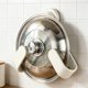 thumbnail image 1 of Estante de Pared para Tapas de Ollas con Ventosa: Organizador de Cocina Sin Taladro para Tablas de Cortar, Tapas y Bandejas, Estante de Almacenamiento Ajustable para Encimera., 1 of 7