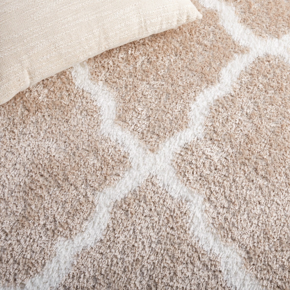 SAFAVIEH Tahoe Gerald Quatrefoil Shag Area Rug, 6'7" x 6'7" Square, Beige/White