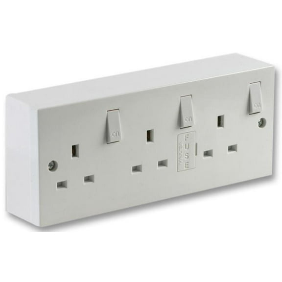 PRO ELEC - 1-Way to 3-Way Switched Socket Converter