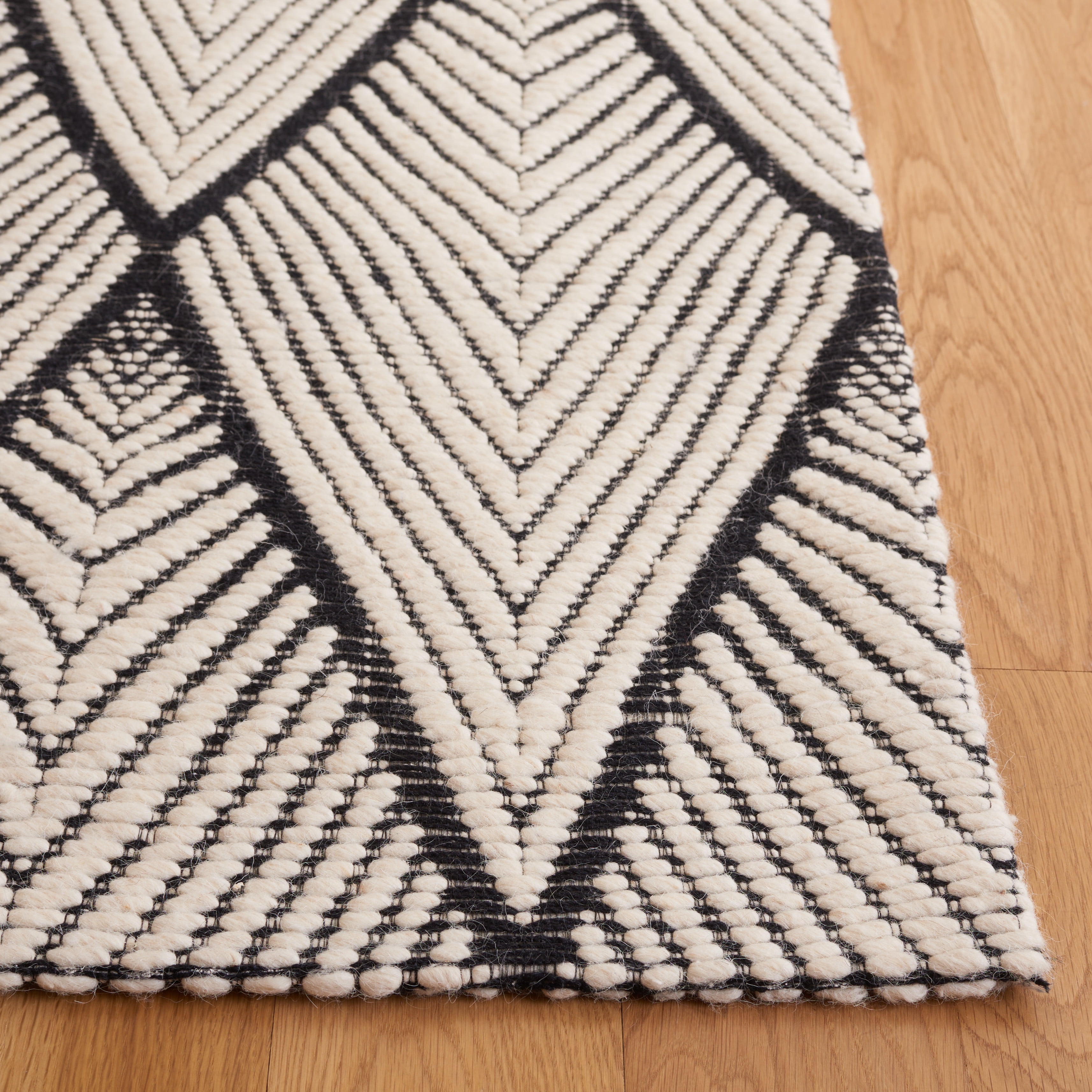 SAFAVIEH Marbella Andrea Diamond Area Rug, Black/Ivory, 4' x 6'