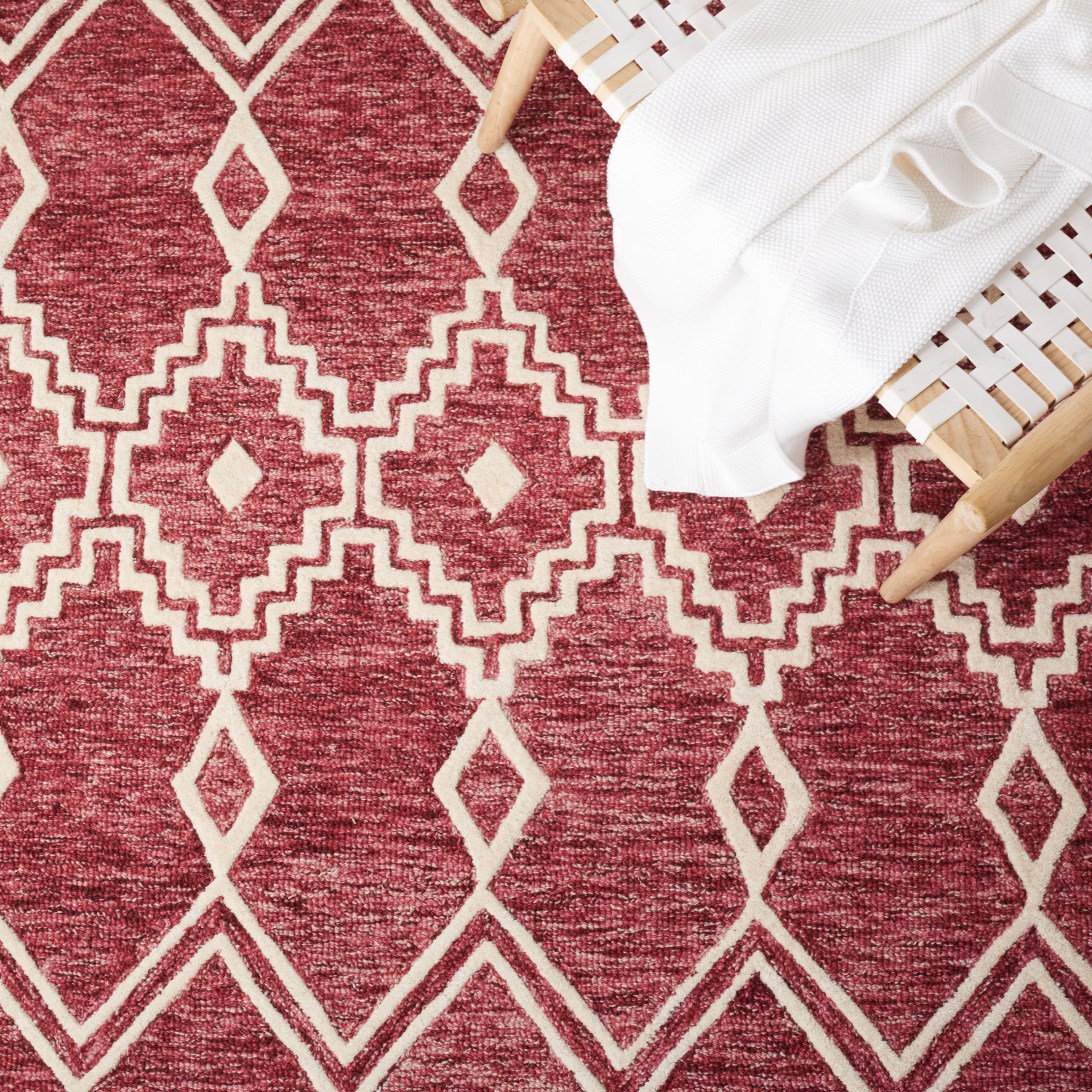 SAFAVIEH Abstract Torrey Geometric Wool Area Rug, Red/Ivory, 4' x 6'