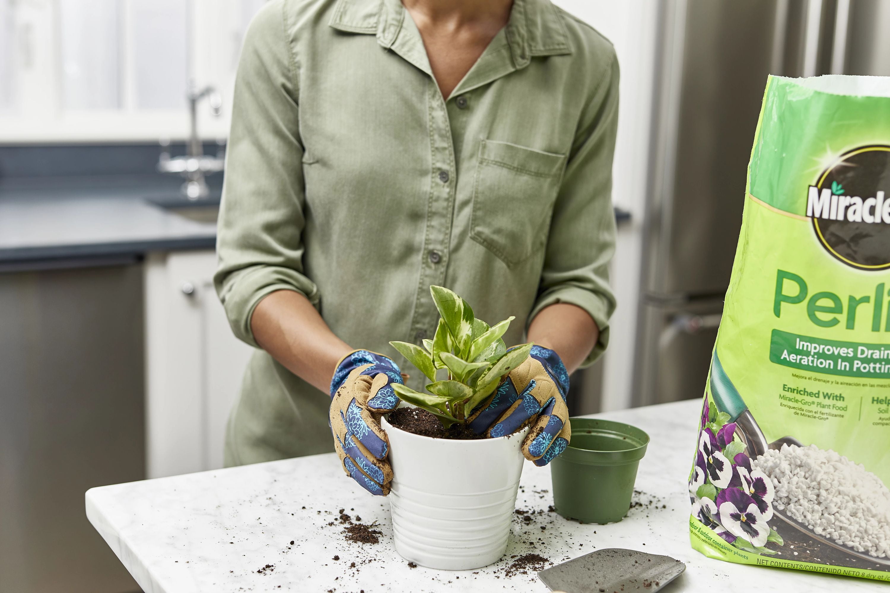 Miracle-Gro Perlite, 8 qt., Improves Drainage and Aeration in Potting Mixes