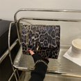 thumbnail image 4 of Bolso bandolera pequeño cuadrado con cadena retro para mujer, sencillo y moderno, con estampado de leopardo, para invierno de 2025., 4 of 5