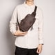 thumbnail image 5 of Bolso de pecho ajustado de cuero para hombre Bolso bandolera de cuero para mujer Bolso pequeño de piel de vaca de gran capacidad, 5 of 6