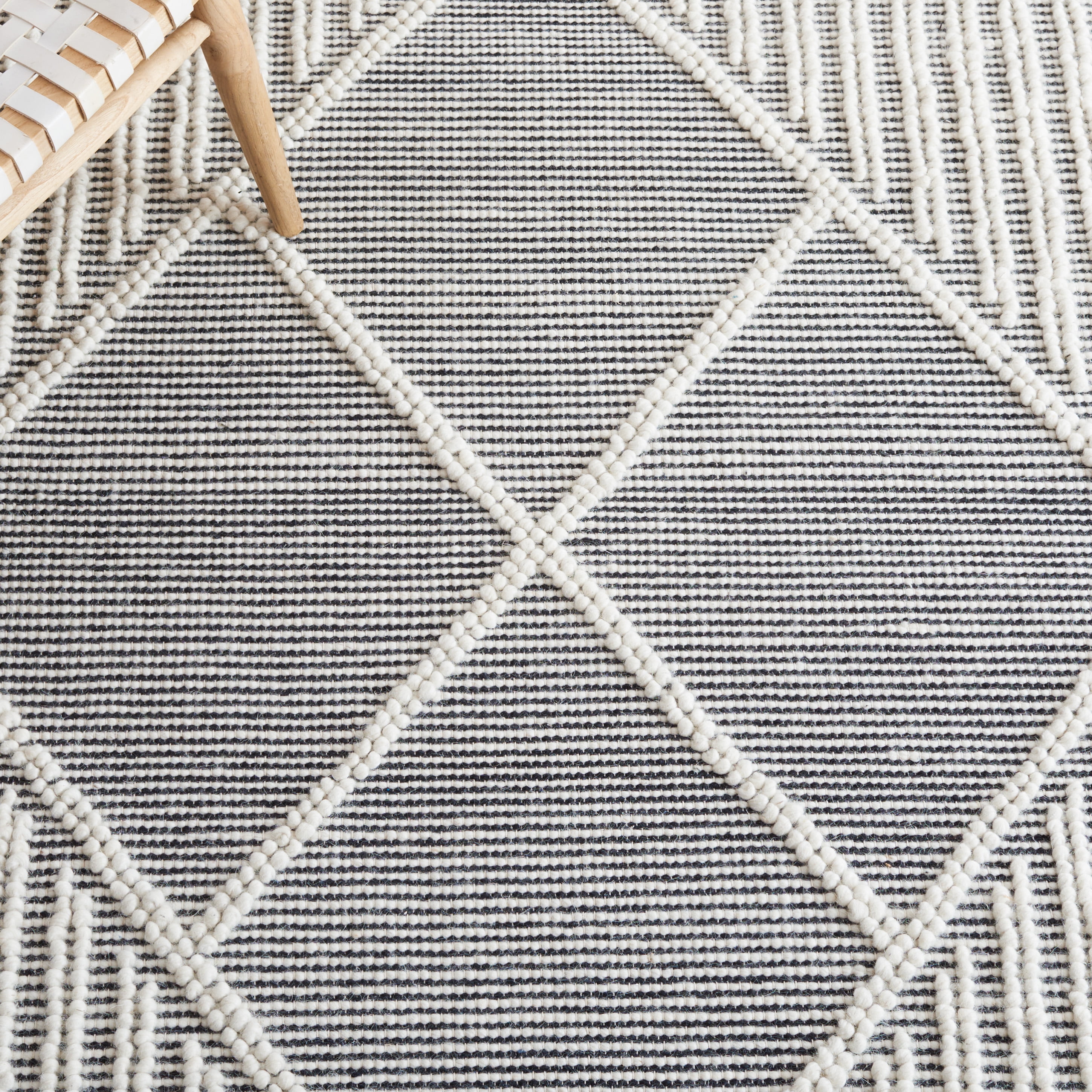 SAFAVIEH Marbella Scarlett Diamond Runner Rug, Ivory/Black, 2'3" x 8'