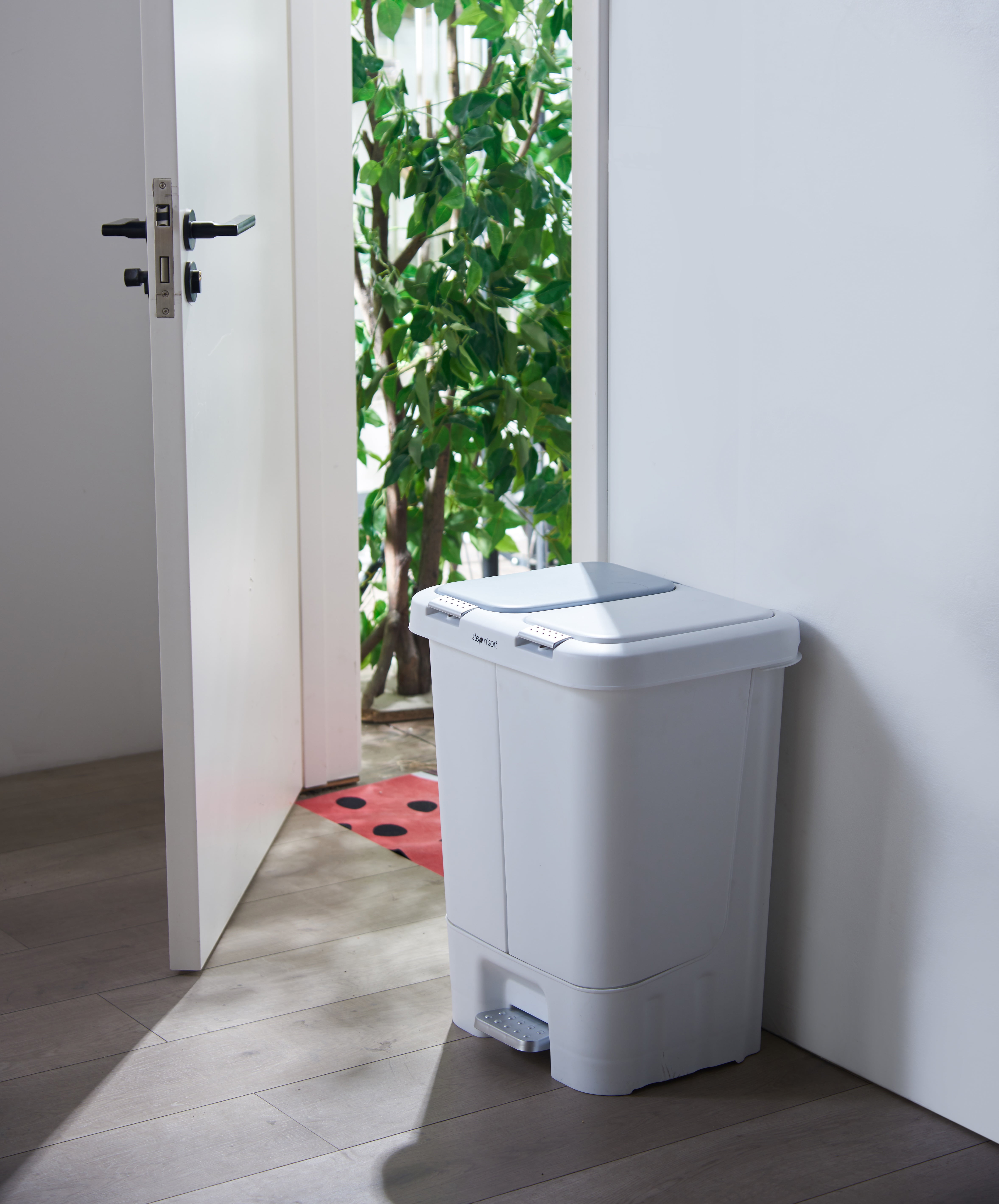 Step N’ Sort 11 gal 2 Compartment Trash & Recycling Bin Kitchen Garbage Can White